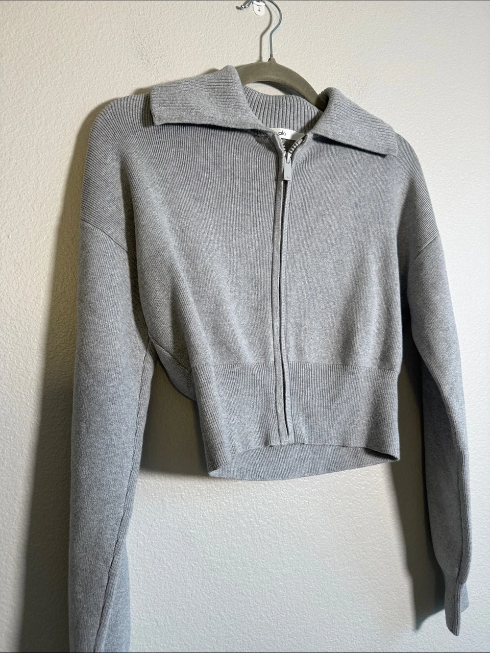 ALO Yoga Scholar Knit Cropped Full Zip Jacket in Athletic Heather Gray - XXS